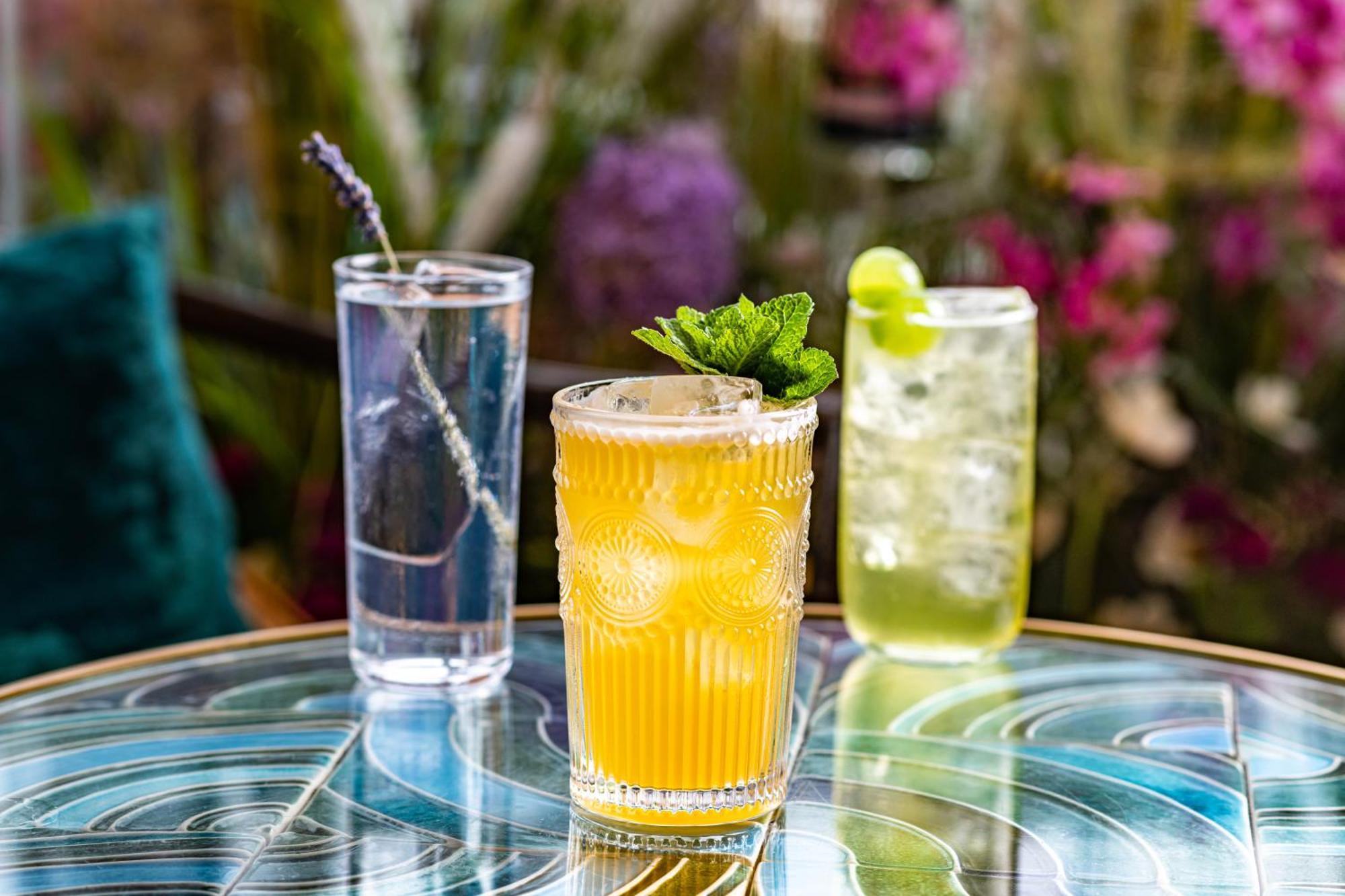 Harbour Hotel & Spa Southampton Bagian luar foto Cocktails at the bar