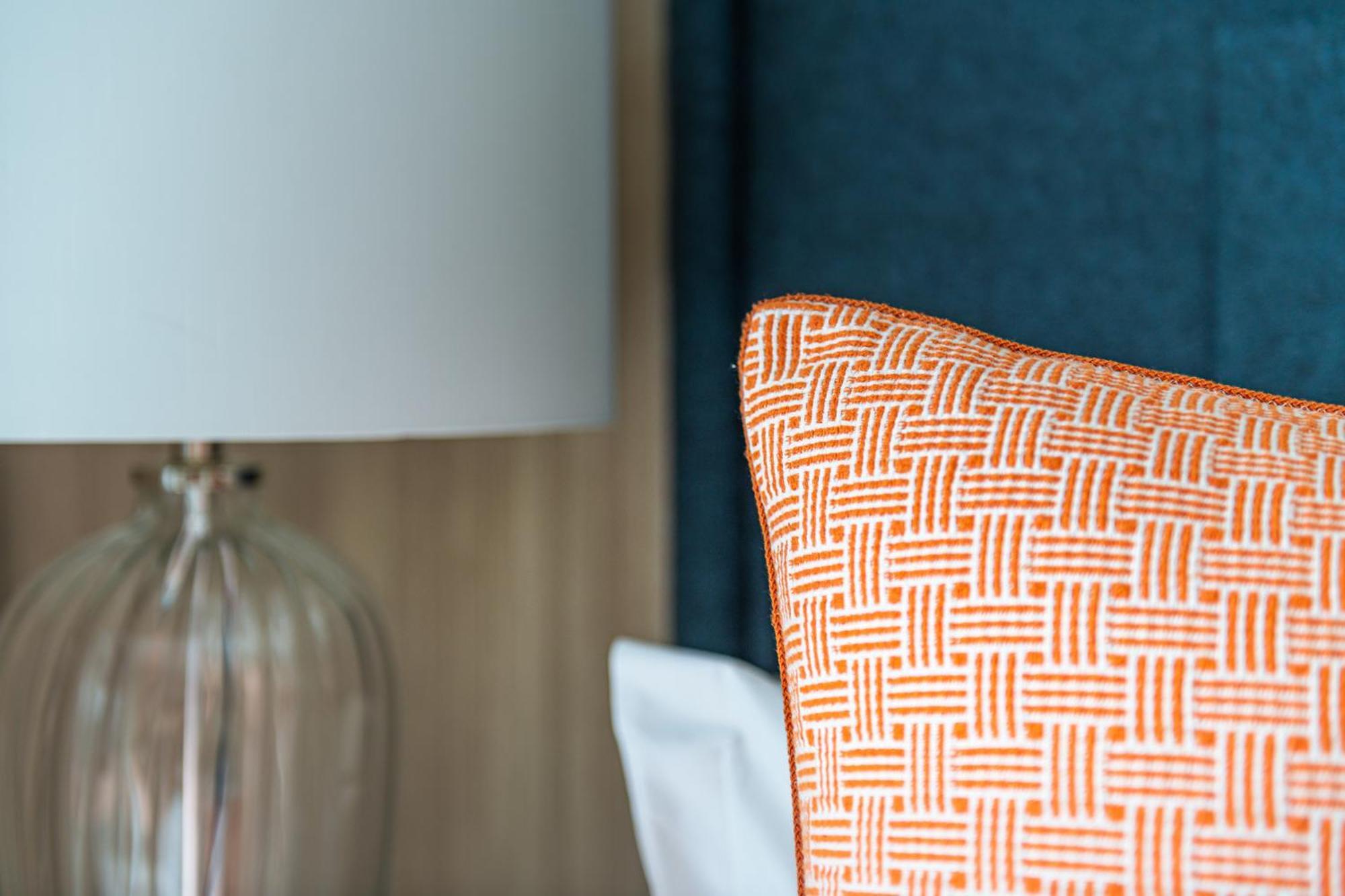 Harbour Hotel & Spa Southampton Ruang foto A cushion