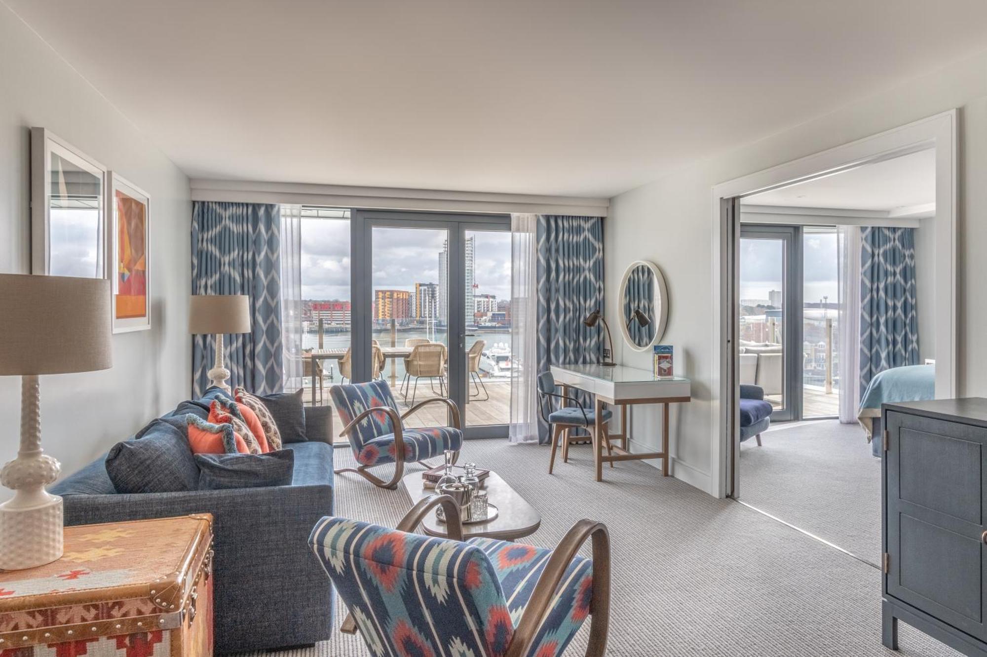 Harbour Hotel & Spa Southampton Ruang foto A living room at The Drake