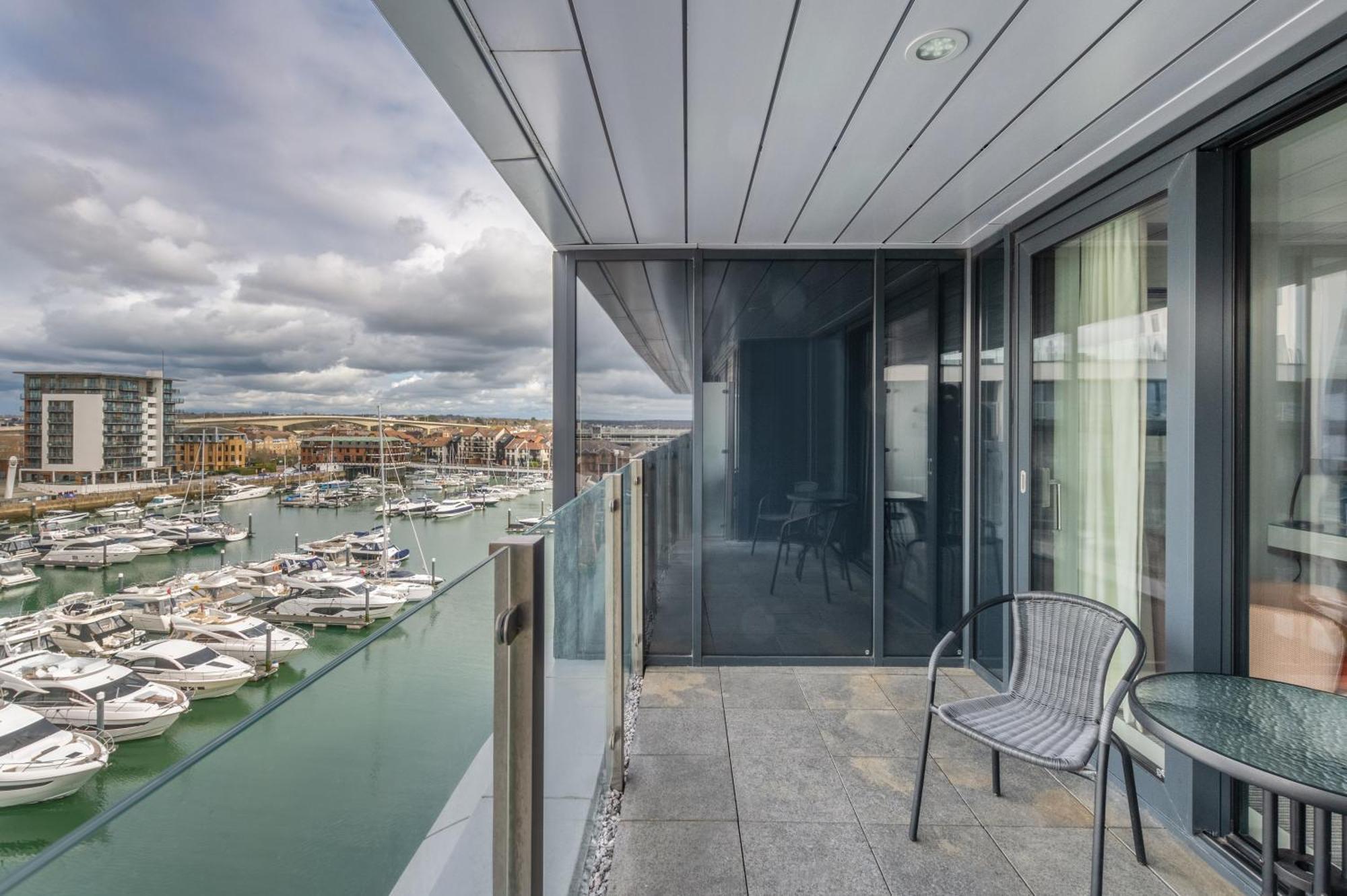 Harbour Hotel & Spa Southampton Ruang foto A balcony in a residential apartment