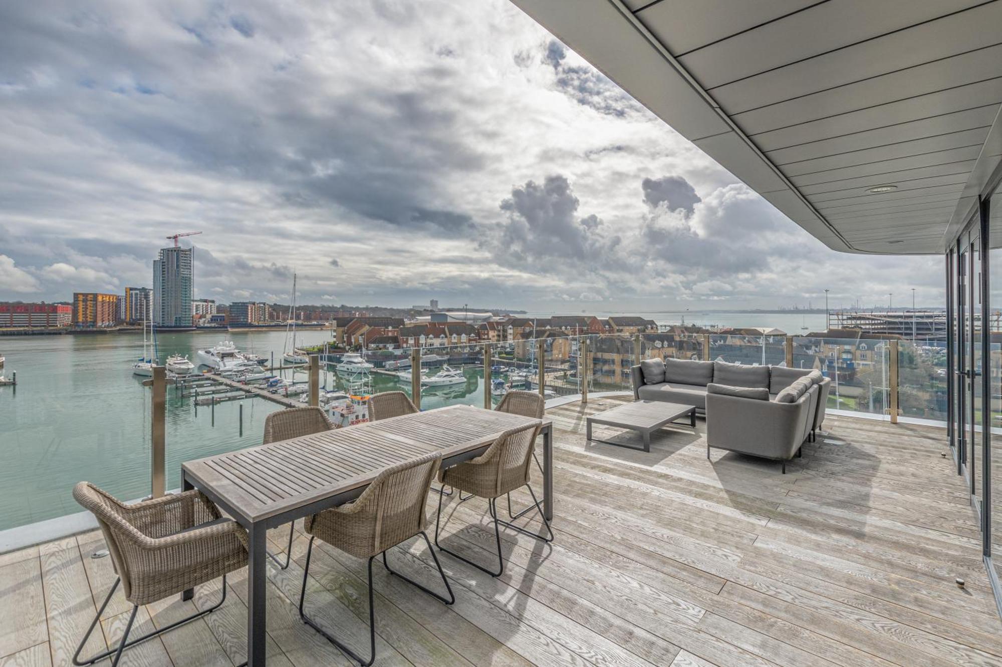 Harbour Hotel & Spa Southampton Ruang foto The roof terrace at The Beacon