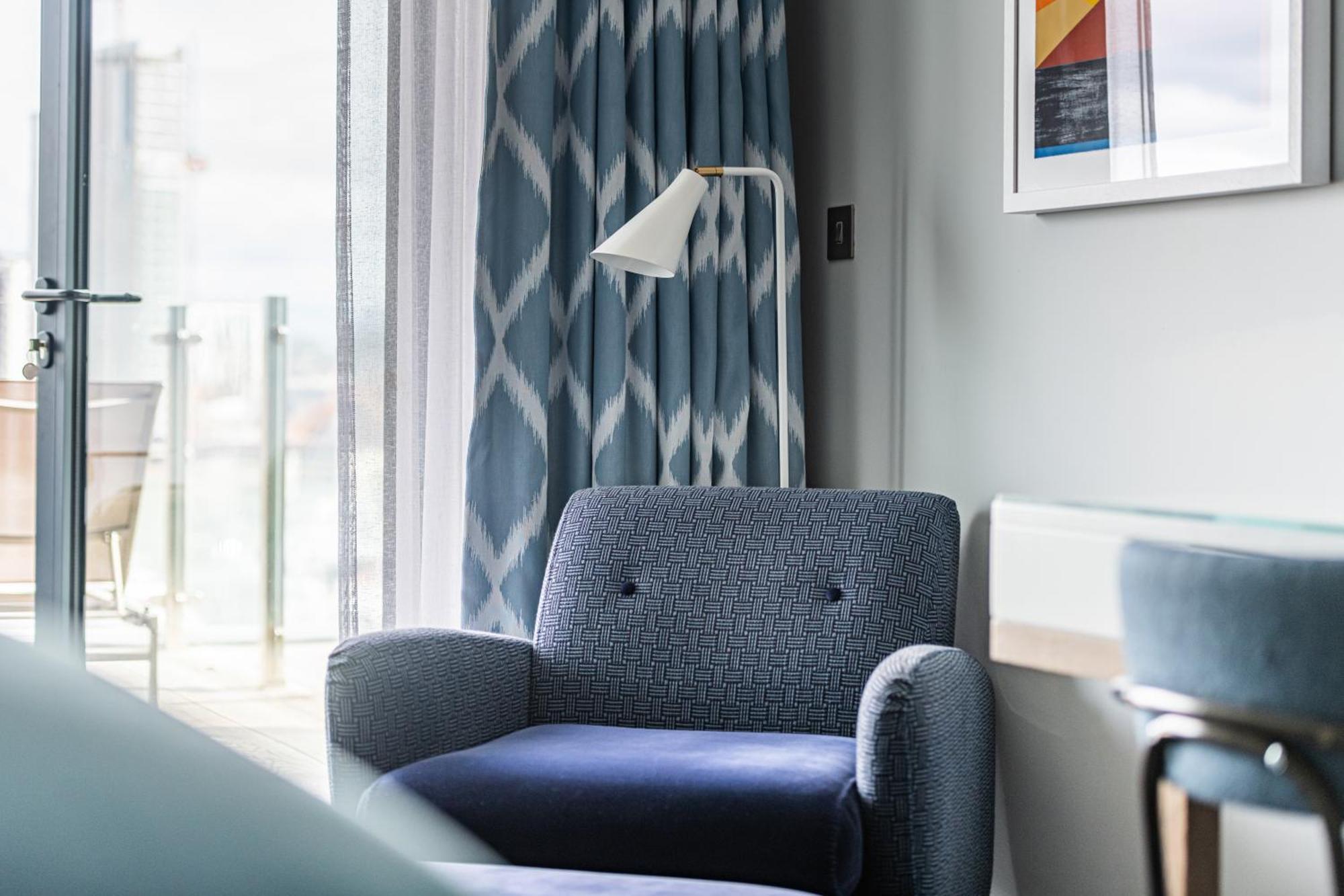 Harbour Hotel & Spa Southampton Bagian luar foto A floor lamp