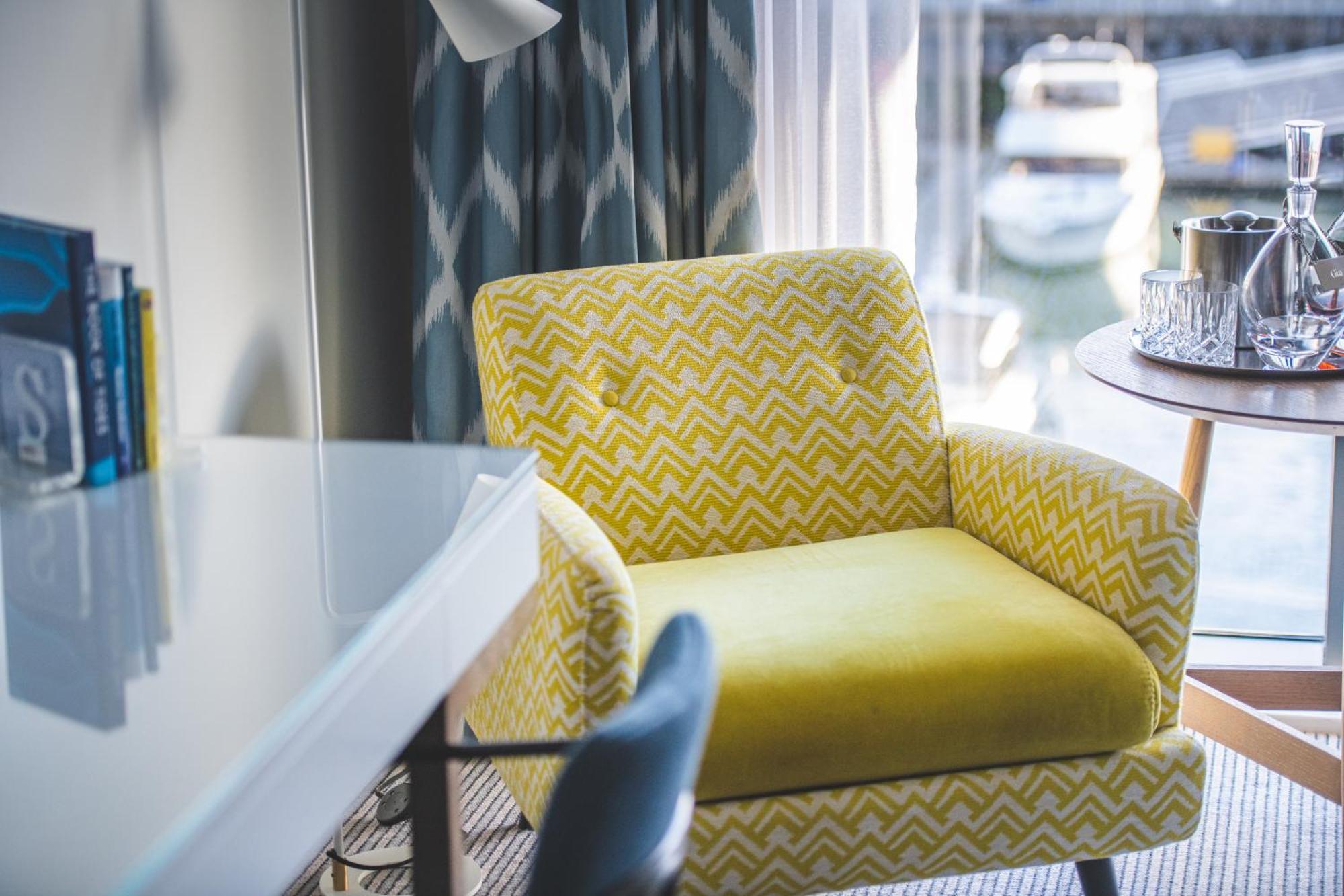 Harbour Hotel & Spa Southampton Bagian luar foto A chair in a hotel room