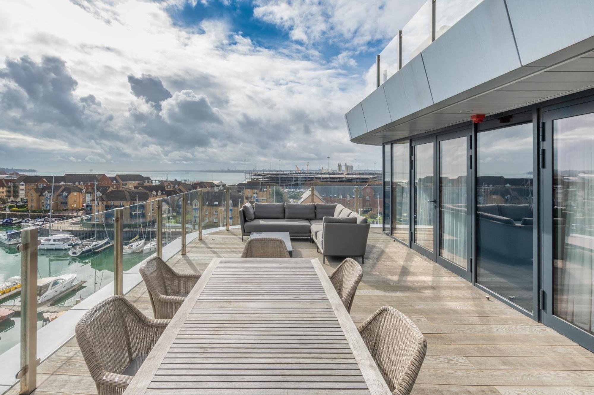 Harbour Hotel & Spa Southampton Ruang foto The rooftop terrace
