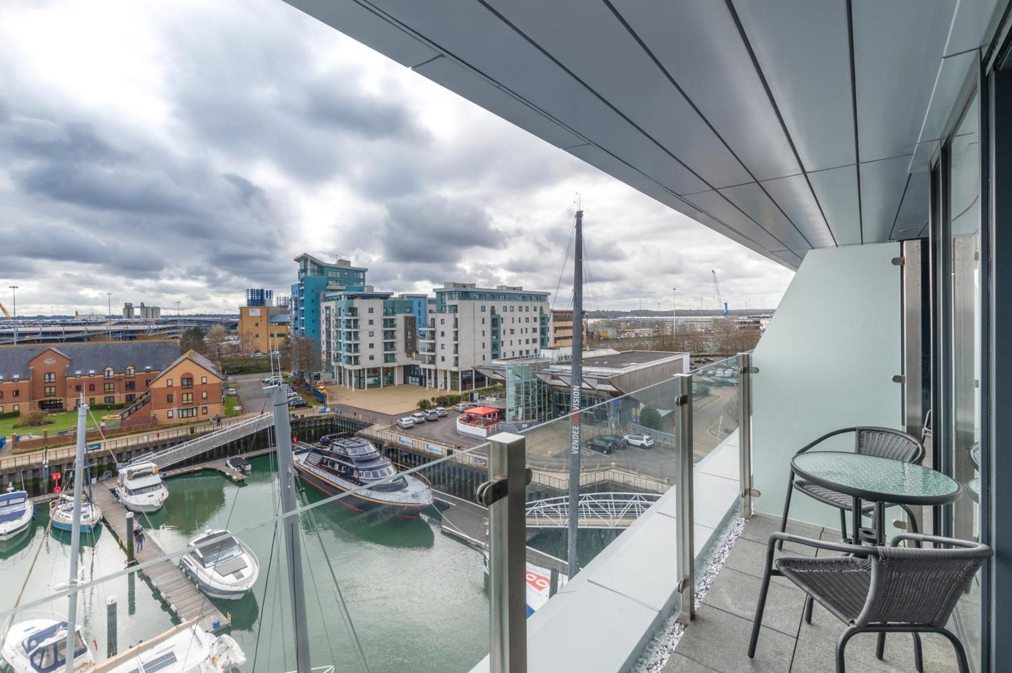 Harbour Hotel & Spa Southampton Ruang foto View from a balcony at The Beacon