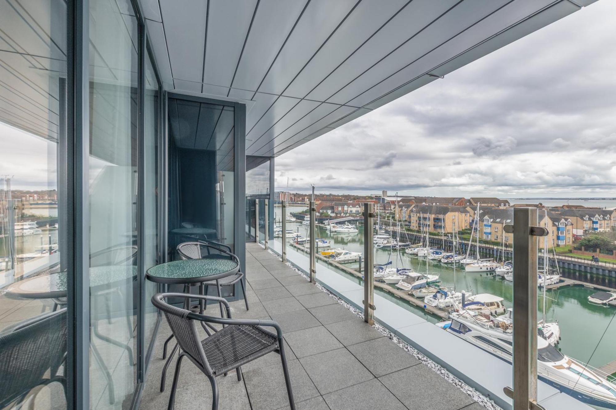 Harbour Hotel & Spa Southampton Ruang foto The view from the balcony of a penthouse apartment at The Beacon